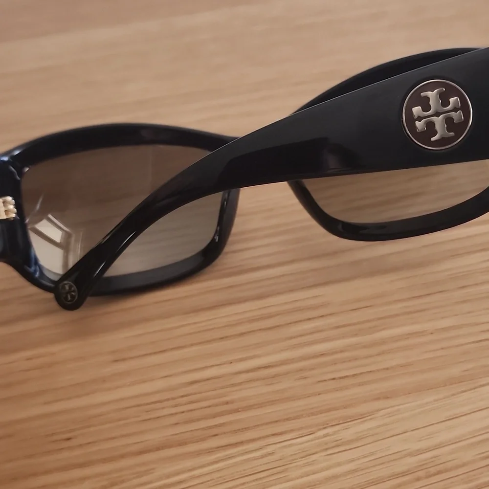 Tory Burch glasess excellent